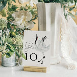 Minimalistische legante tast-vogel bruiloft kaart<br><div class="desc">Minimalistische elegant Crane Bird Script Wedding. De lijst wordt geplaatst in een handschrijvend stijlmanuscript en uw lijstaantal onder met een mooie kraanillustratie aan de rechterkant. Pas het nummer eenvoudig aan. Het zelfde ontwerp is aan de andere kant en zal gelijktijdig bijwerken aangezien u uw verandering in het aantal aanbrengt.</div>