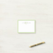 Minimalistische lichtgroene script twee rand monog post-it® notes (Op bureau)