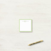 Minimalistische lichtgroene script twee rand monog post-it® notes (Op bureau)