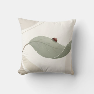 Minimalistische lieveheersbeestje op saliegroene b kussen