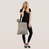 Minimalistische luxe warme taupe monogram tote bag (Op model)