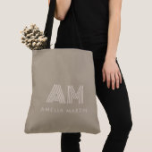 Minimalistische luxe warme taupe monogram tote bag (Dichtbij)