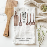 Minimalistische maretak gepersonaliseerde kerst theedoek<br><div class="desc">Voeg dit vakantieseizoen een vleugje minimalistische elegantie toe aan uw keuken met deze gepersonaliseerde keukenhanddoek voor Kerstmis. Met maretak en hangende gebruiksvoorwerpen in een eenvoudig, rustiek ontwerp, is deze handdoek perfect voor diegenen die een ingetogen vakantiedecor waarderen. Personaliseer het met jouw naam om het een unieke toevoeging aan uw keuken...</div>