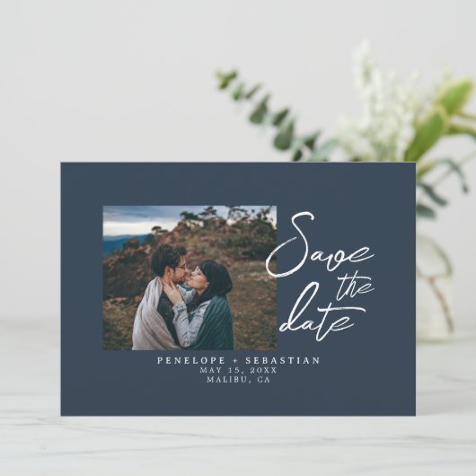 Minimalistische marine blauwe kalligrafie foto bru save the date (Staand voorkant)
