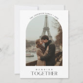 Minimalistische Merrier Samen Liefde Boog Koppel F Feestdagenkaart (Voorkant)