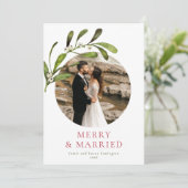 Minimalistische Mistletoe Vrolijk & Getrouwd Foto Feestdagenkaart (Staand voorkant)