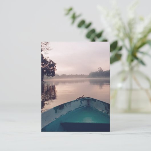 Minimalistische Misty Boat op de Borneo Travel Fot Briefkaart (Staand voorkant)