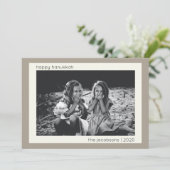 Minimalistische Modern Taupe Hanukkah Foto Feestdagenkaart (Staand voorkant)