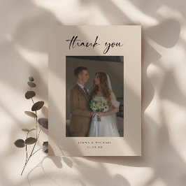 Minimalistische moderne beige script huwelijksfoto bedankkaart