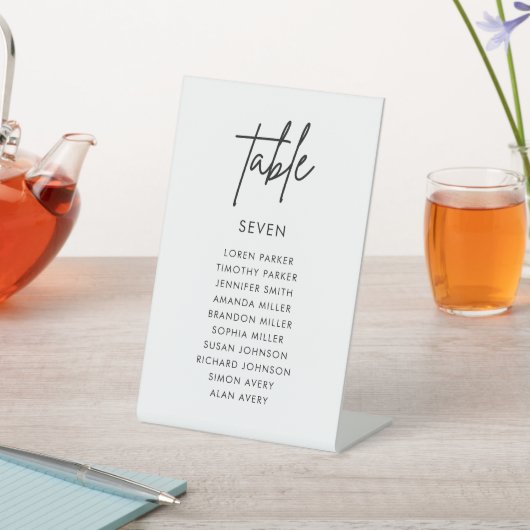 Minimalistische moderne bruiloft zitplaatsen kaart reclamebord met voetstuk (Insitu)