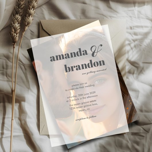 Minimalistische, moderne bruiloftsbruiloft vellum uitnodigingen