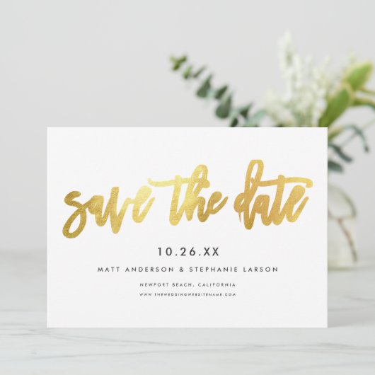 Minimalistische Moderne Chic Script Wit + Goud Save The Date (Staand voorkant)