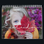Minimalistische moderne familiefoto 2024 kalender<br><div class="desc">Een moderne fotokalender met een minimalistische handgeschreven typografie,  om aan te passen met uw familie afbeeldingen,  een perfecte manier om het jaar 2024 te beginnen. Volledig aanpasbare tekstkleuren.</div>