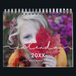 Minimalistische moderne familiefoto 2025 kalender<br><div class="desc">Een moderne fotokalender met een minimalistische handgeschreven typografie,  aan te passen met uw familie afbeeldingen,  een perfecte manier om het jaar 2025 te beginnen. Volledig aanpasbare tekstkleuren.</div>