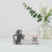 Minimalistische moderne fitnessinstructeur QR-code Visitekaartje (Staand voorkant)
