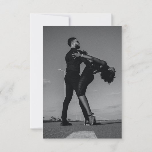 Minimalistische moderne foto inline monogram bruil RSVP kaartje (Achterkant)