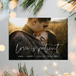 Minimalistische moderne liefde is geduldige update briefkaart<br><div class="desc">Je moet je bruiloft of feest uitstellen of annuleren? Deel het nieuws met dit mooie briefkaart,  volledig aanpasbare lettertypen en kleuren.</div>