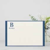 Minimalistische moderne marineblauwe rand monogram briefpapier (Staand voorkant)