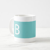 Minimalistische Moderne Monogram Chic Aqua & Wit Koffiemok (Voorkant links)
