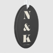 Minimalistische moderne monogram zwarte en witte t ornament (voorkant)