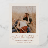 Minimalistische moderne script fotolijst beige folie uitnodiging (Voorkant)