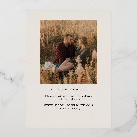 Minimalistische moderne script fotolijst beige folie uitnodiging (Achterkant)