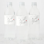 Minimalistische moderne script hart Bruids douche Waterfles Etiket (Flessen)