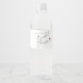 Minimalistische moderne script hart Bruids douche Waterfles Etiket (Voorkant)