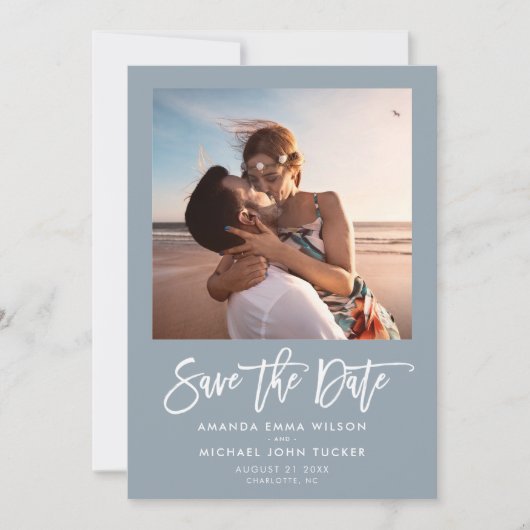 Minimalistische moderne script stoffige blauwe chi save the date (Voorkant)