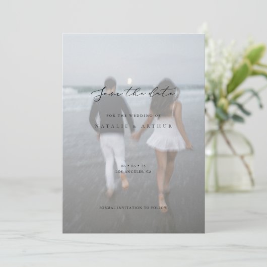 Minimalistische moderne script trouwkaart save the save the date (Staand voorkant)