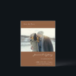 Minimalistische moderne Sienna Brown foto bespaart Briefkaart<br><div class="desc">Minimalistisch modern Sienna Brown Script Wedding Save the Date Briefkaart with Your Photo</div>