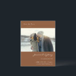 Minimalistische moderne Sienna Brown foto bespaart Briefkaart<br><div class="desc">Minimalistisch modern Sienna Brown Script Wedding Save the Date Briefkaart with Your Photo</div>