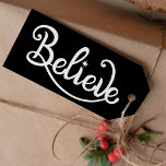Minimalistische moderne stijlvolle gepersonaliseer cadeaulabel<br><div class="desc">Geniet van de betovering van het vakantieseizoen met onze "Minimalistische moderne stijlvolle gepersonaliseerde kerstcadeau-tags." Deze labels leggen prachtig de kerstsfeer vast, met een klassiek zwart-wit kerstkleurenschema versierd met de tijdloze beelden van de Kerstman en rendieren. Onze elegante kerstlabels zijn meer dan alleen labels; ze zijn een uiting van uw geloof...</div>