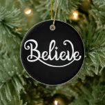 Minimalistische moderne stijlvolle gepersonaliseer keramisch ornament<br><div class="desc">Omarm de betovering van het vakantieseizoen met ons Minimalistisch Modern Stijlvol Gepersonaliseerd Keramisch Ornament voor Kerstmis. Dit ornament is de perfecte aanvulling op uw boomstructuur en legt de essentie van Kerstmis vast in een strak en eigentijds design. Met een zwart-wit kleurenschema en versierd met Sinterklaas en rendieren straalt dit ornament...</div>