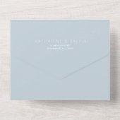 Minimalistische moderne stoffige blauwe bruiloft a all in one uitnodiging (Achterkant)