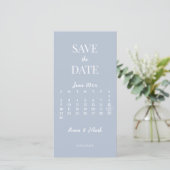 Minimalistische moderne stoffige blauwe kalender save the date (Staand voorkant)