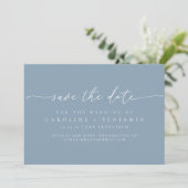 Minimalistische moderne stoffige blauwe script bru save the date (Staand voorkant)