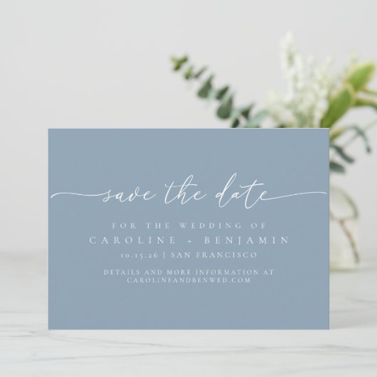Minimalistische moderne stoffige blauwe script bru save the date (Staand voorkant)
