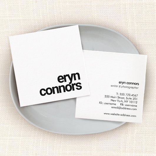 Minimalistische moderne typografie zwart wit vierkante visitekaartje