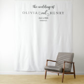 Minimalistische moderne witte bruiloft foto achter wandkleed (In situ)