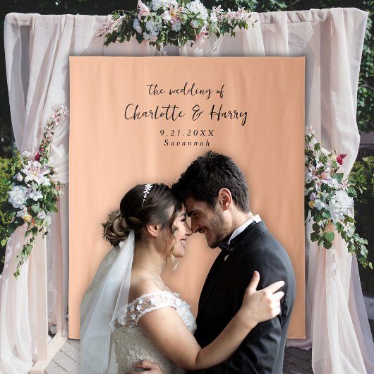 Minimalistische moderne witte bruiloft foto achter wandkleed