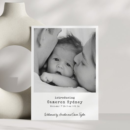 Minimalistische moderne witte schrijfmachine foto aankondiging