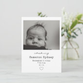 Minimalistische moderne zwart-wit babyfoto geboort aankondiging (Staand voorkant)