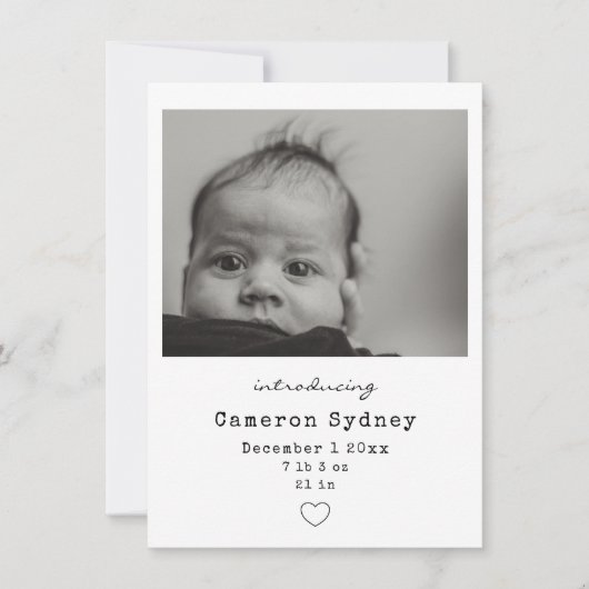 Minimalistische moderne zwart-wit babyfoto geboort aankondiging (Voorkant)