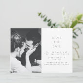 Minimalistische moderne zwart-wit Casual foto Save The Date (Staand voorkant)