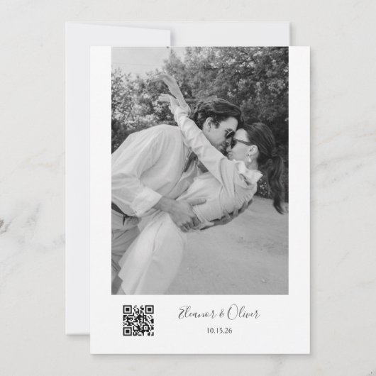 Minimalistische Moderne Zwart Wit Foto QR Huwelijk Kaart (Achterkant)
