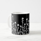 Minimalistische moderne zwart witte doodle bloemen koffiemok (Voorkant links)