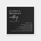 Minimalistische moderne zwarte bruiloft leuke feit servet (Voorkant)