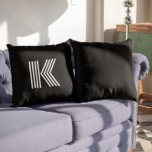 Minimalistische moderne zwarte en witte monogram kussen<br><div class="desc">U kunt deze letter afbeelding verbergen en de initialen van het gelukkige paar kiezen. Alle letters zijn aan het zicht onttrokken. U kunt kiezen uit alle letters van het alfabet. De moderne lettertype-stijl creëert een interessante monogram-stijl met geometrische vormen en lijnen. De hoofdletters zijn een witte afbeelding …. pas de...</div>