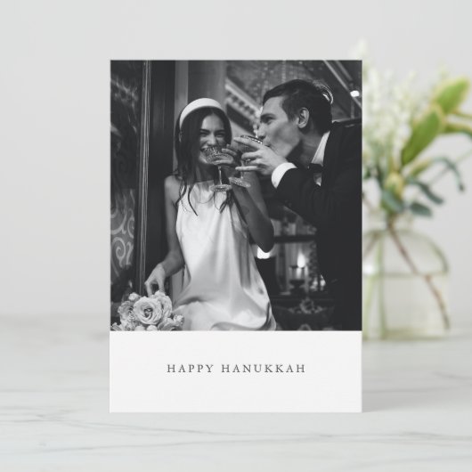 Minimalistische moderne zwarte Hanukkah-foto trouw Feestdagenkaart (Staand voorkant)
